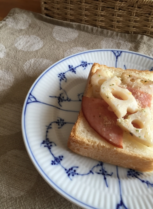 レンコンとハムの粉チーズトースト