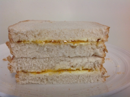アンズジャムとメープルクリームチーズのサンドイッチ