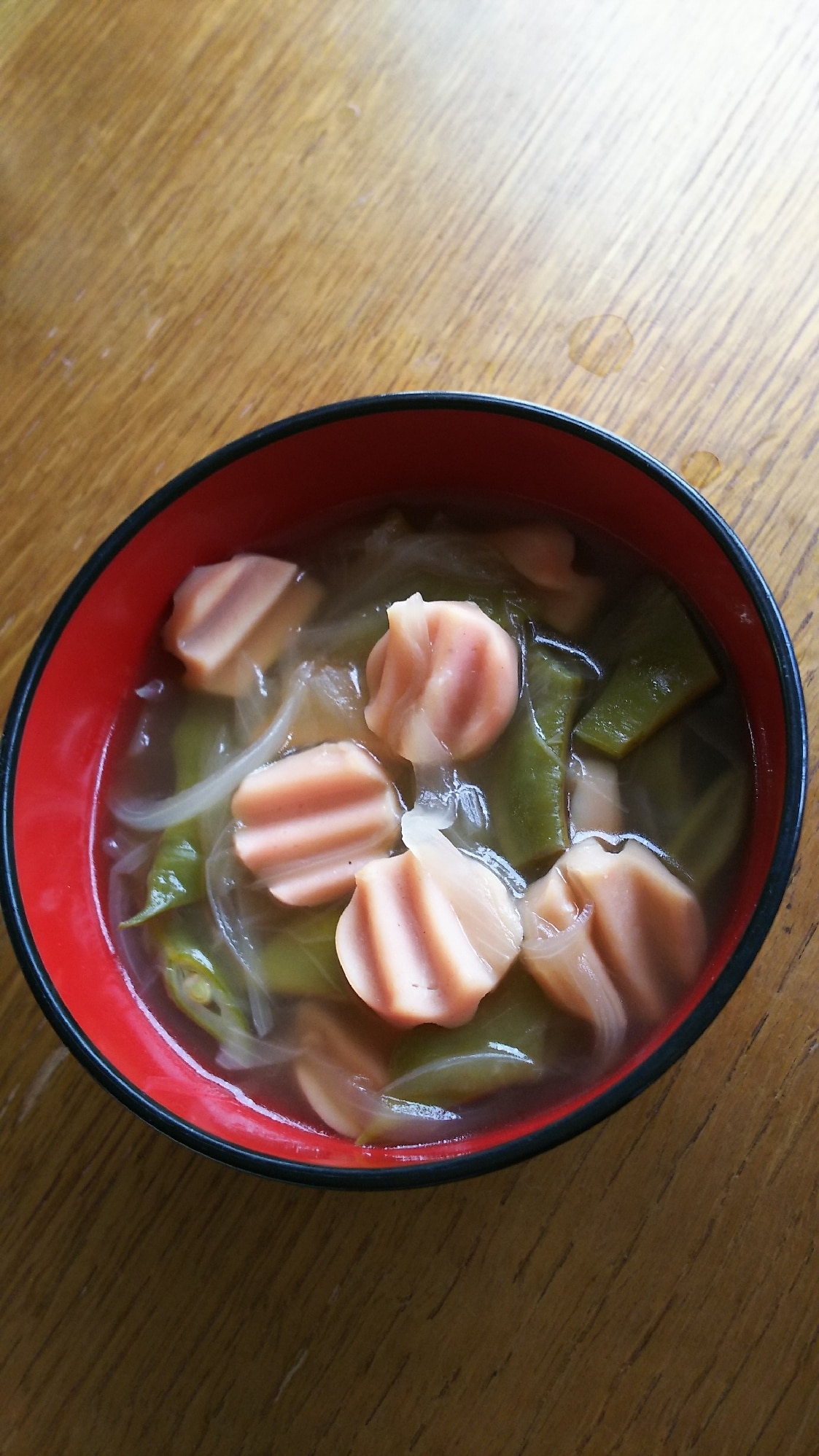 魚肉ソーセージと玉ねぎ、モロッコいんげんのスープ レシピ ...