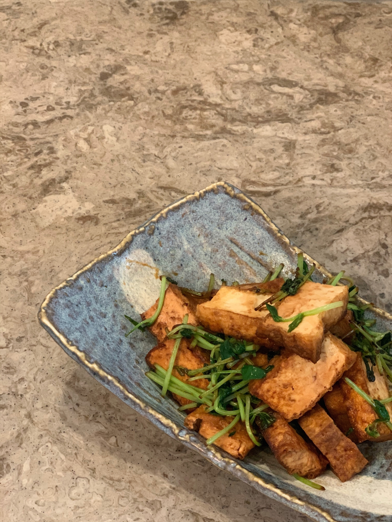 たった5分で！豆苗と厚揚げ豆腐のバター醤油ソテー