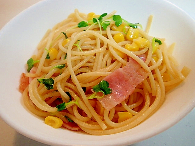 中華あじで　ベーコンとコーンとかいわれ大根のパスタ