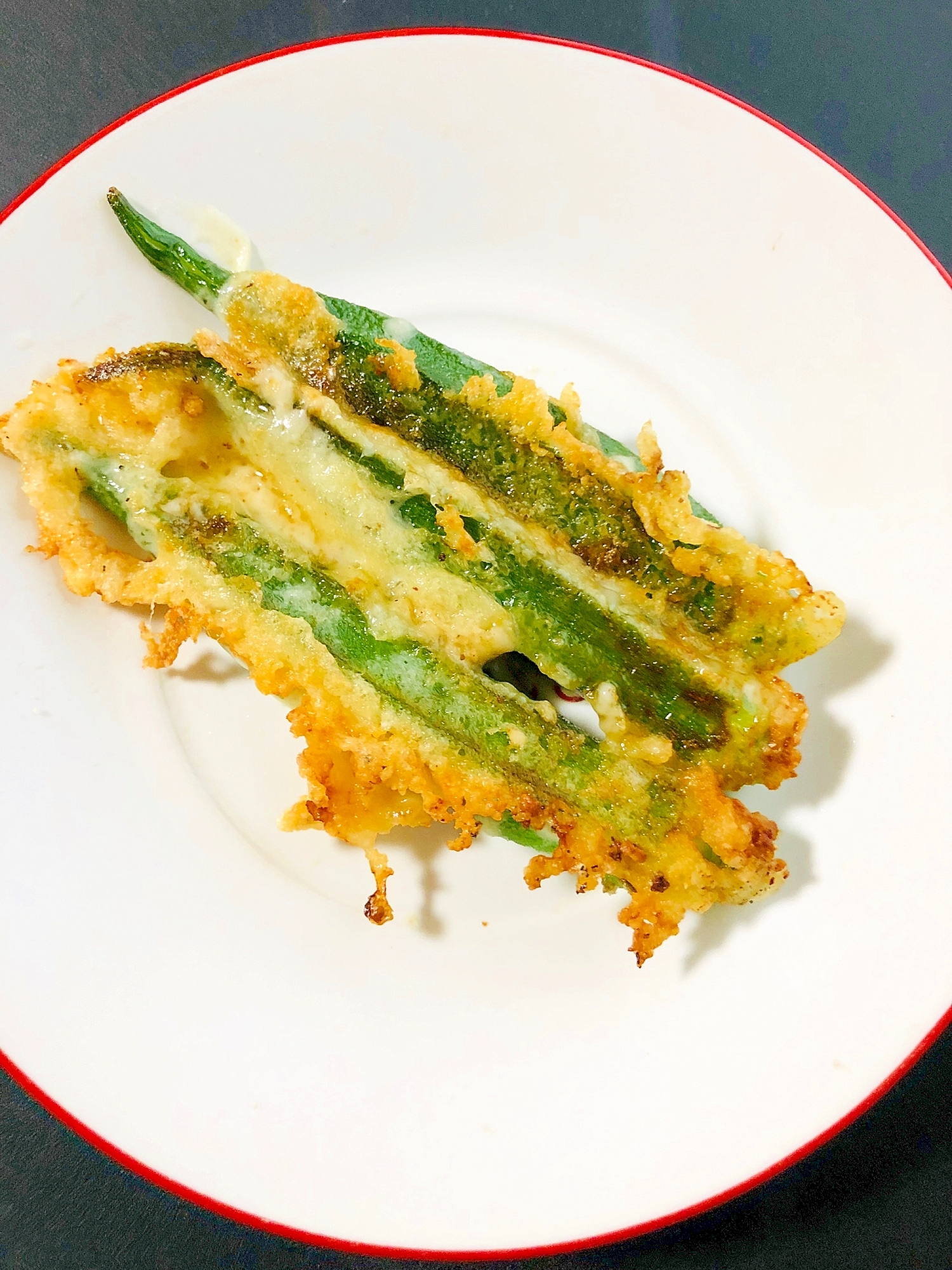 丸皿に盛り付けた冷凍オクラのチーズ焼き