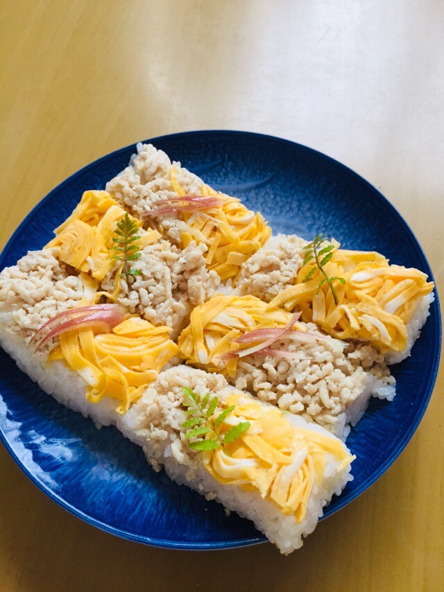 市松模様の鶏そぼろと錦糸卵の押し寿司