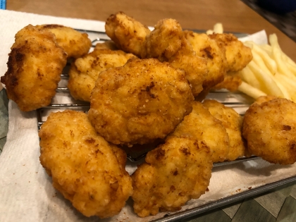 フードプロセッサーがないので、鶏挽肉で作りました。豆腐のおかげか、とってもふっくら作れて、ふっくらたまらん〜って、息子がモリモリ食べてましたぁ！美味しかった〜