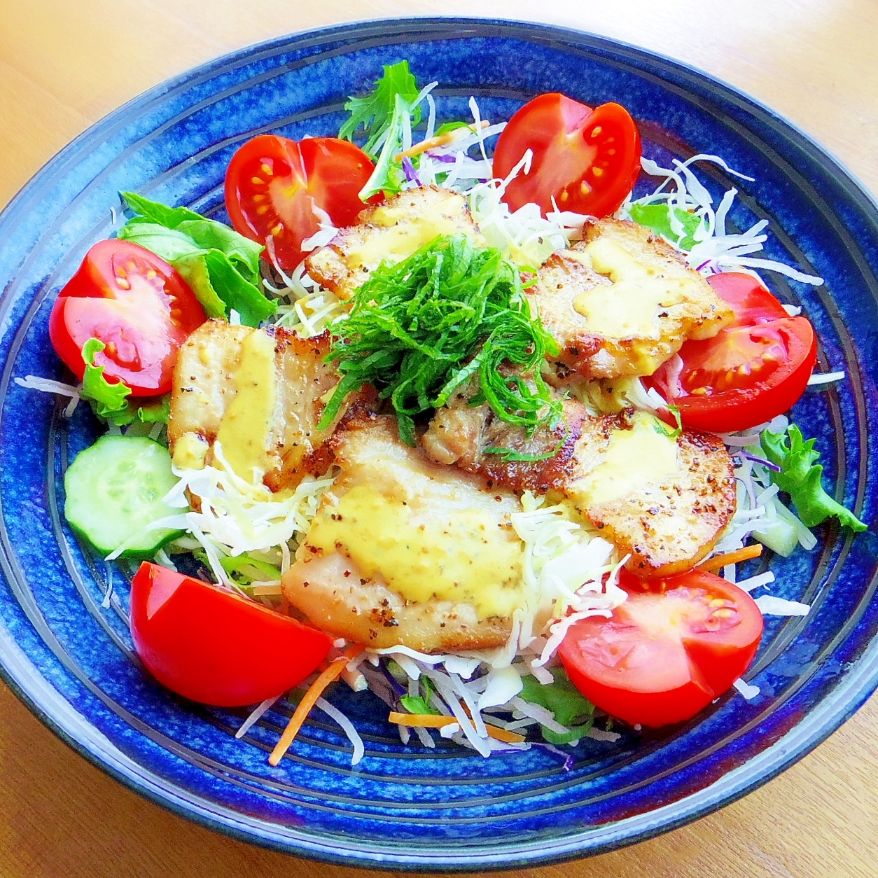 辛子ソースで★厚切り豚バラ肉のサラダ丼