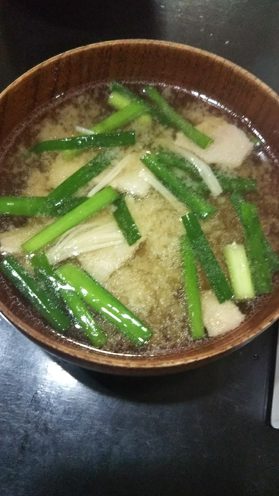 ニラと豚バラの味噌汁