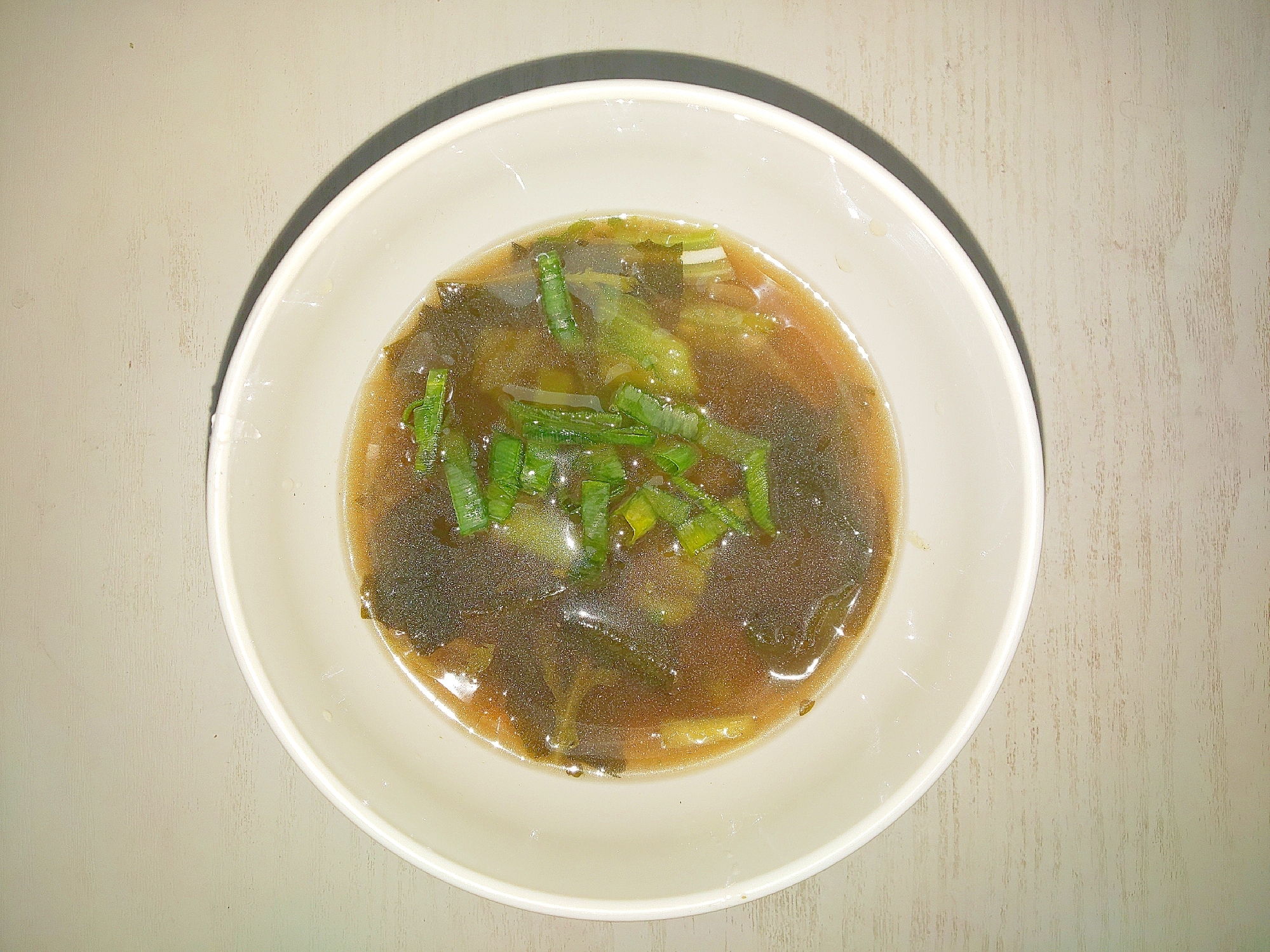 菊菜とワカメの赤味噌汁