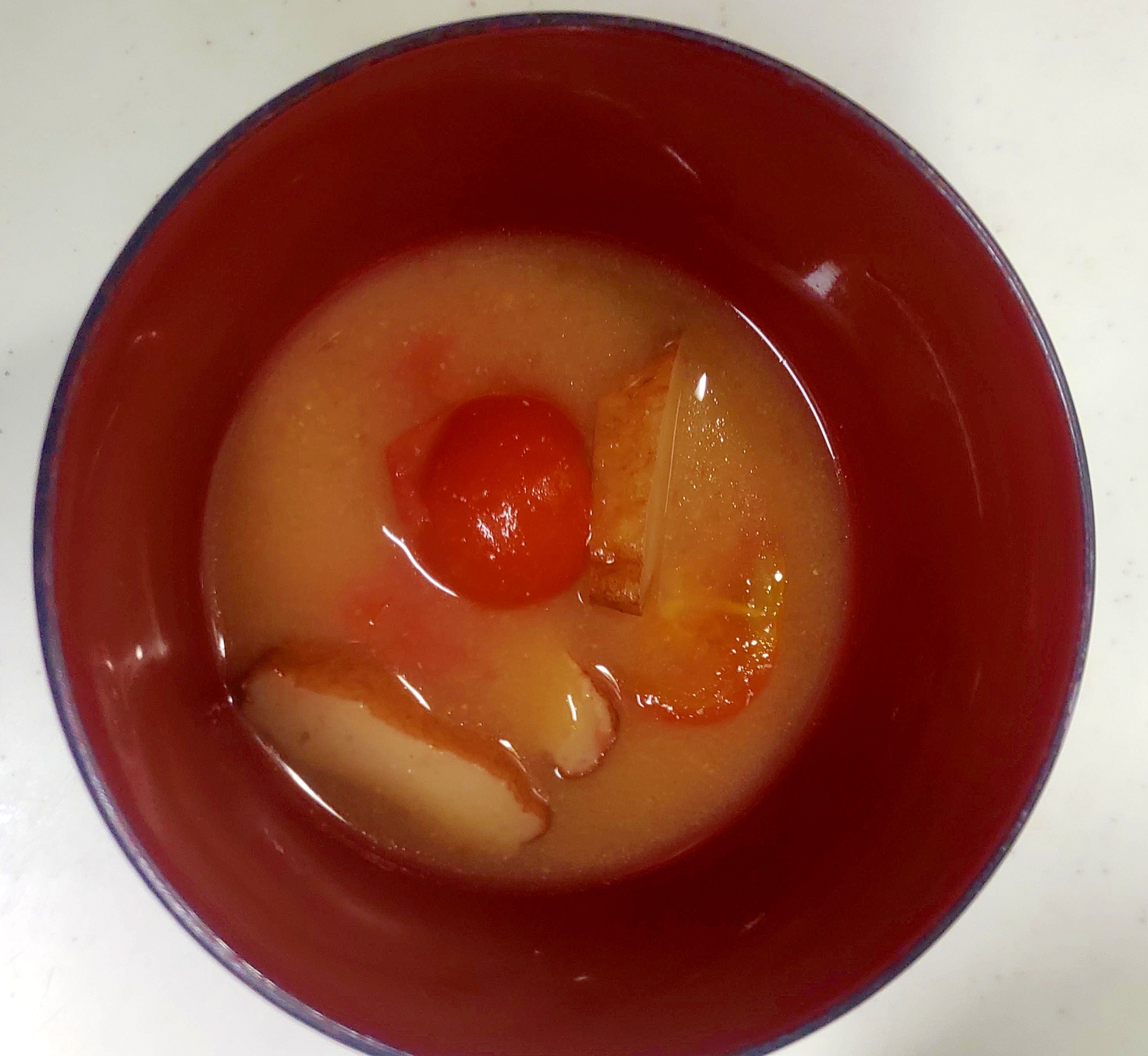 さつま揚げとトマトの味噌汁