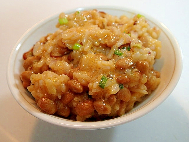 納豆と卵黄と昆布佃煮の雑穀混ぜご飯