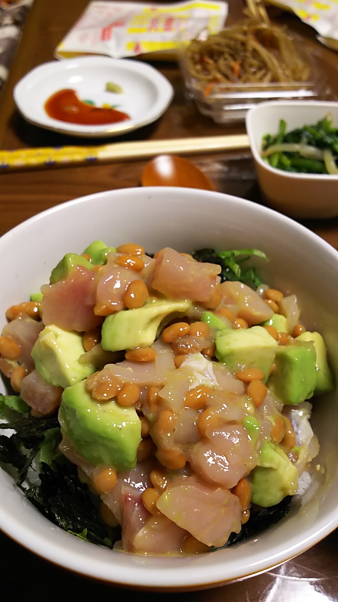 まぐろアボカド納豆丼