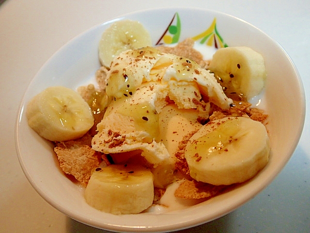 フレークとアイスとバナナのキウイソースかけＹＧ♬