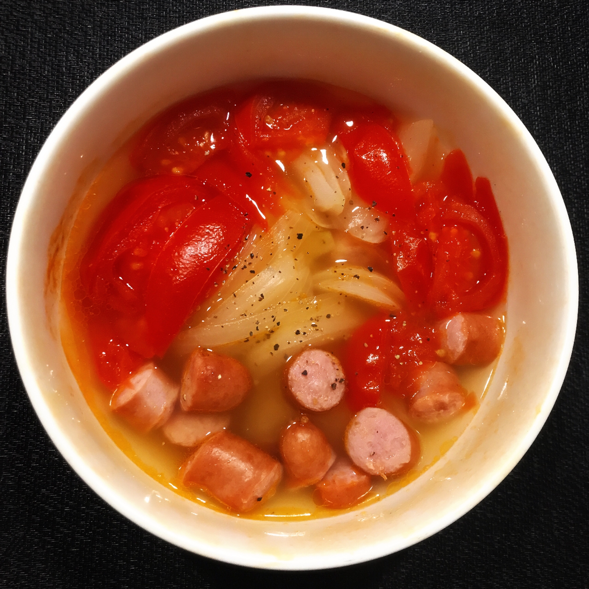 レンジで簡単★完熟トマトと新玉ねぎのコンソメスープ