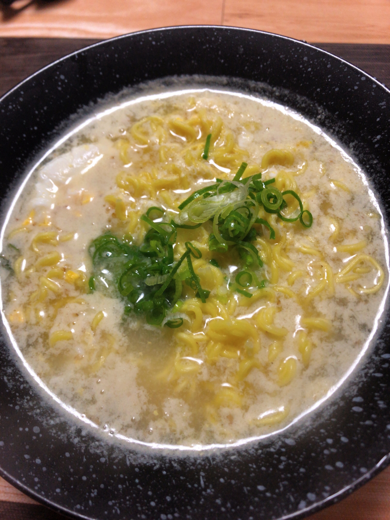 ニンニク味の豚骨ラーメン