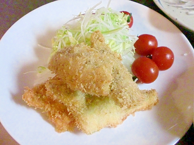 白い丸皿に盛り付けたイシモチのサクサクフライ