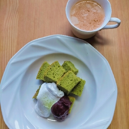 昨日 焼いた シフォンケーキカットしてクリームとあんこ 添えました!焼き縮みなしで綺麗に焼けてました!フォークで食べやすいように 一口 カットしました♡⁠