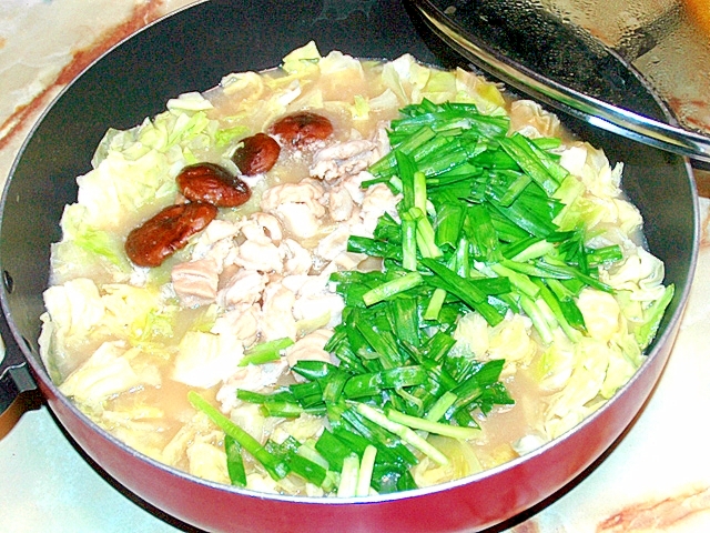 ラーメン用スープを使って！野菜たっぷりのもつ鍋♪