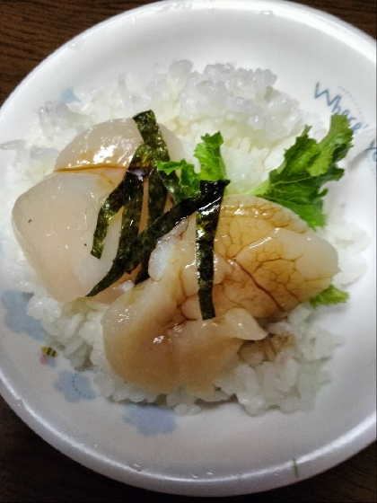 新玉ねぎのせたホタテ刺身丼