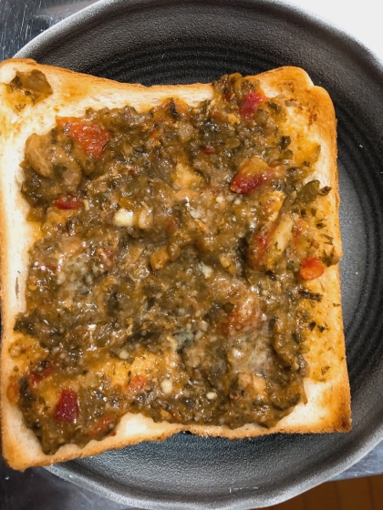 ちょうど子ども用の朝食に今朝カレーパンを作ってレシピ用にパシャっと撮影しておりました！バター以外のレシピが同じでびっくりでつくれぽ投稿笑 いつか鬼更新待ってます