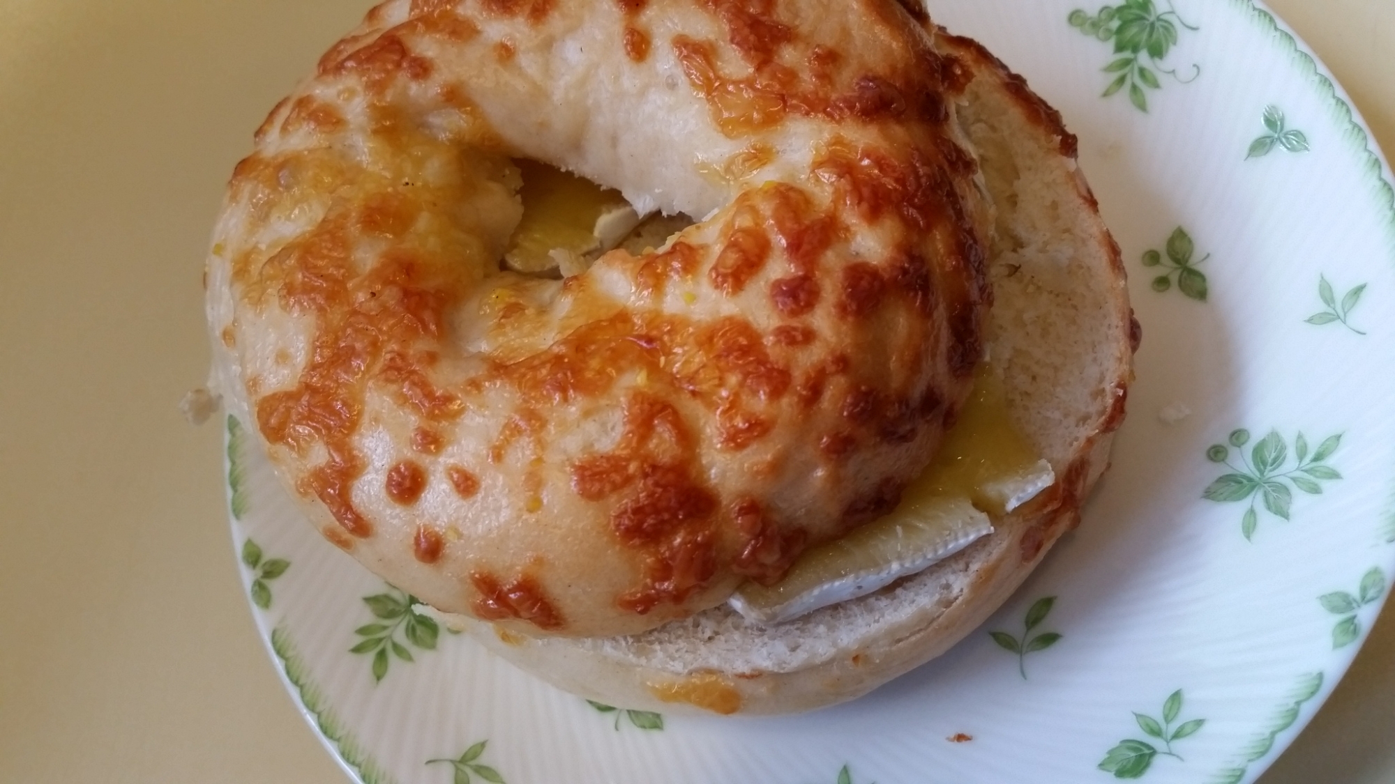 丸皿に盛り付けたカマンベールベーグル