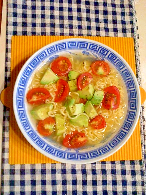 アボカドとトマトの塩ラーメン♪