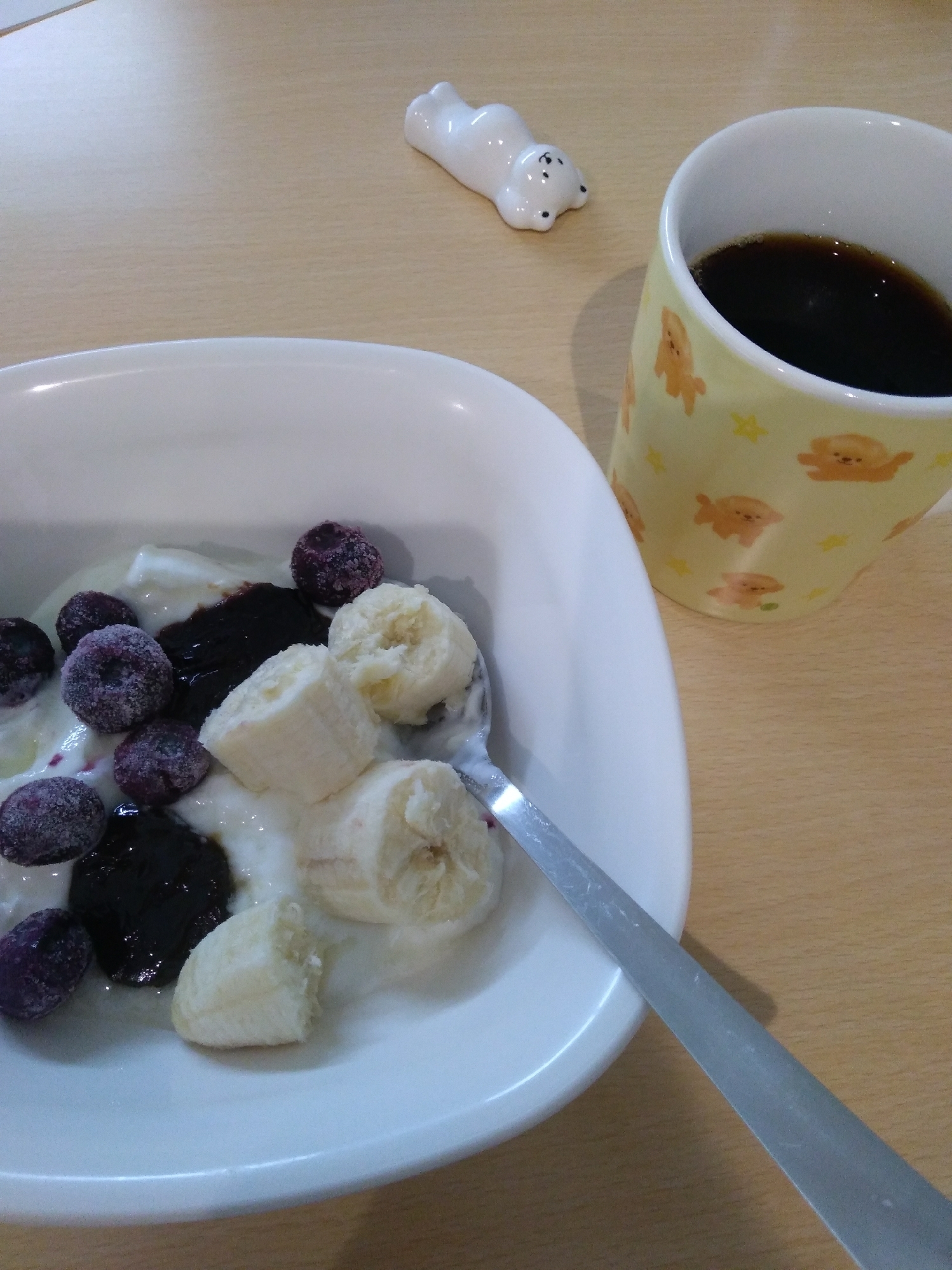 簡単な朝食！冷凍ブルーベリーとバナナのヨーグルト