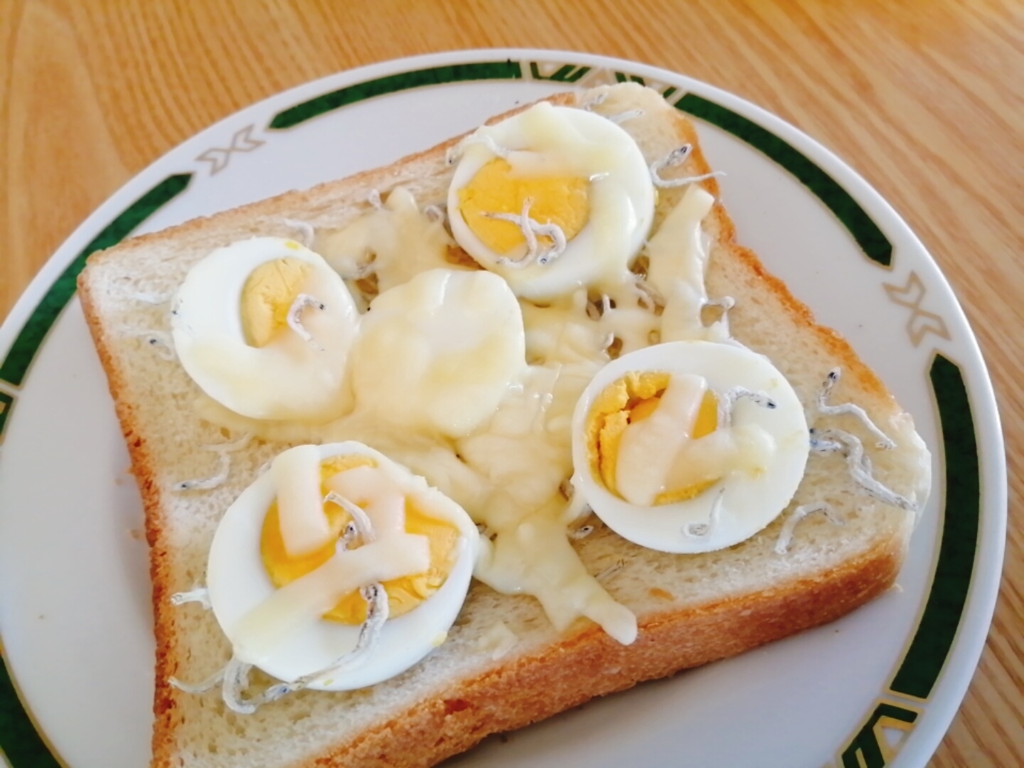 茹で卵とちりめんじゃこのマヨチーズトースト