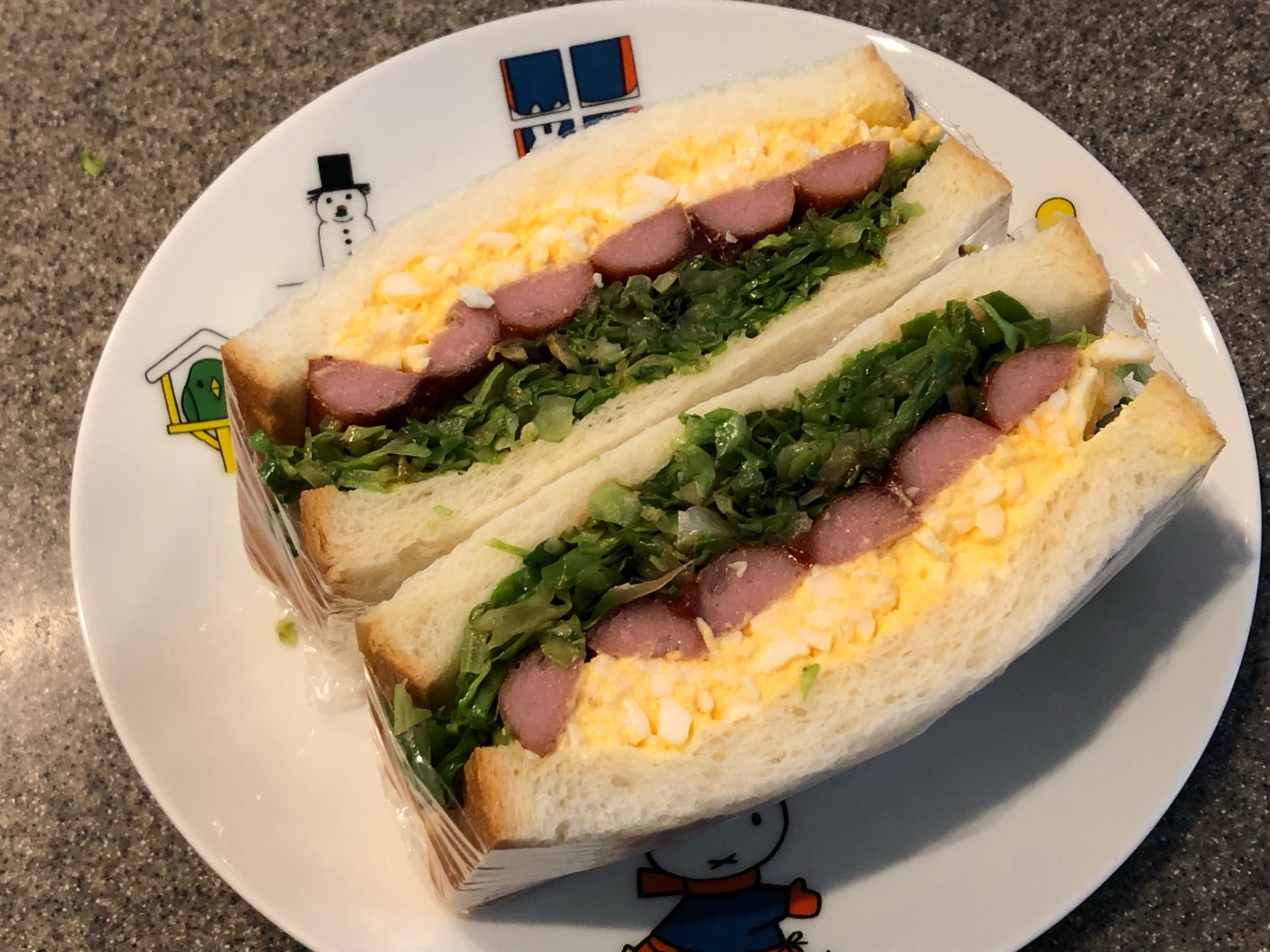 ソーセージ・焼きキャベツ・卵サラダのサンドイッチ