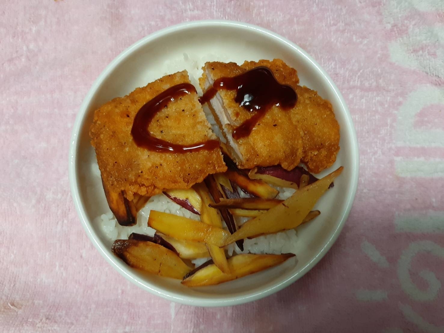 炒めたさつまいものせたLチキ丼
