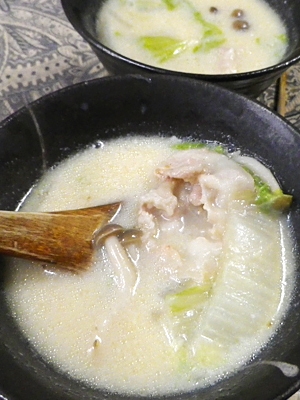 白菜バラの豆乳スープ