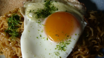 こんにちは・・・・グリンピースなしでごめんなさい。とろ～りチーズに半熟の黄身が焼きそばに絡まり美味しかったです(#^.^#)