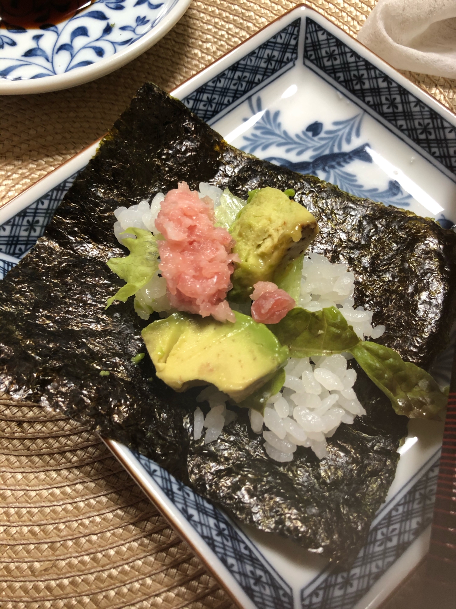 アボカドとマグロの手巻き寿司