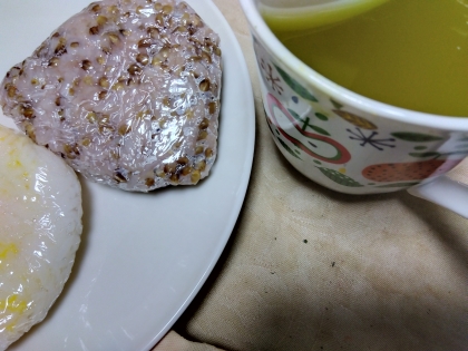 ふりかけおにぎりと味噌スープの夜食