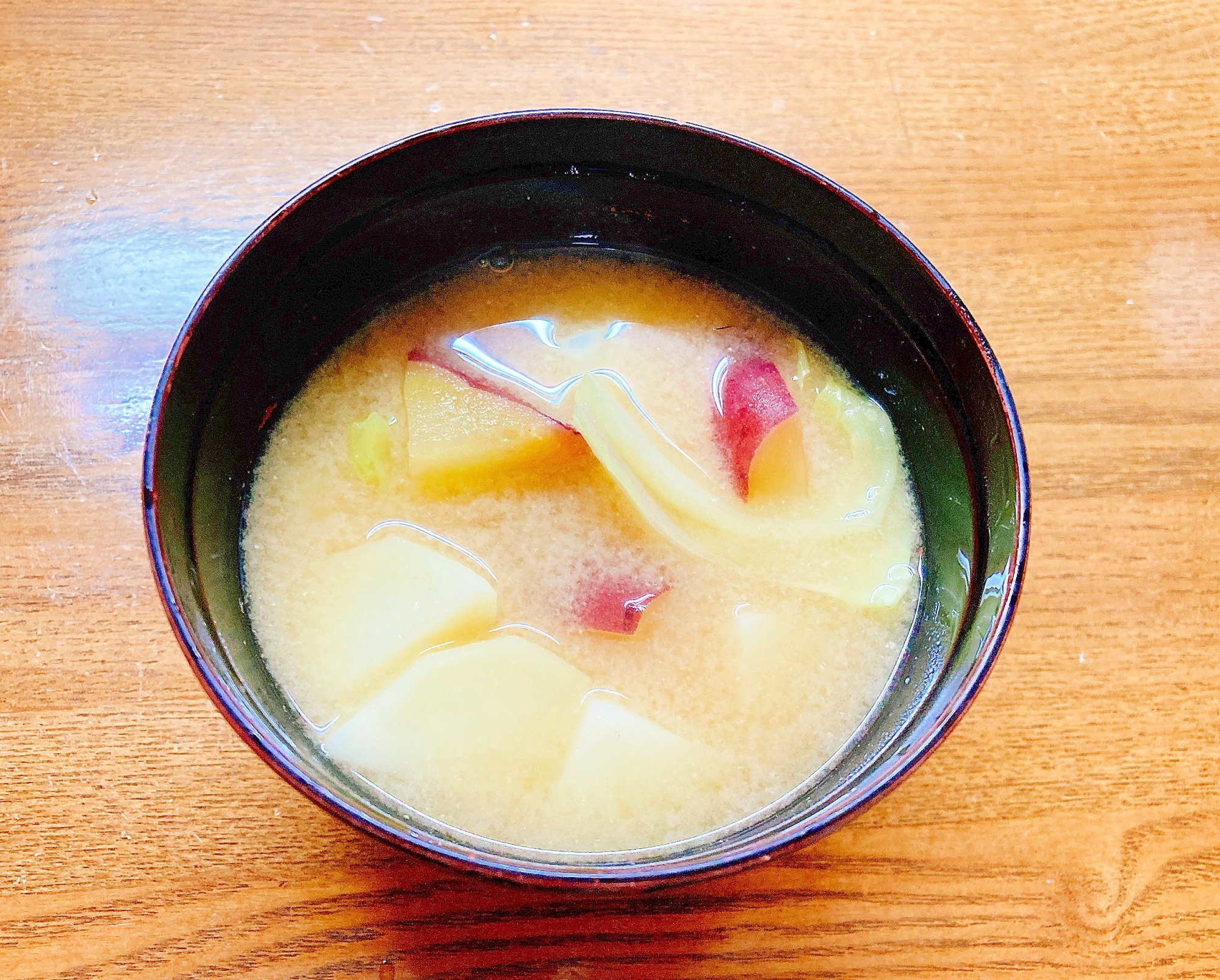 じゃが芋と薩摩芋とキャベツの味噌汁