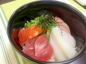 お刺身を使った新鮮な海鮮丼