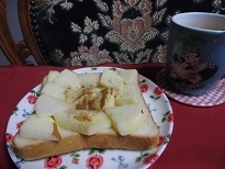 生のりんごをのせて　焼いてしまいました　でもでも　おいしい朝食になりました