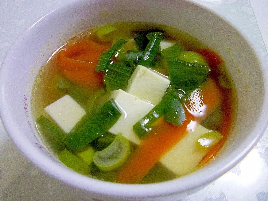 豆腐とにんじんとねぎのコンソメスープ