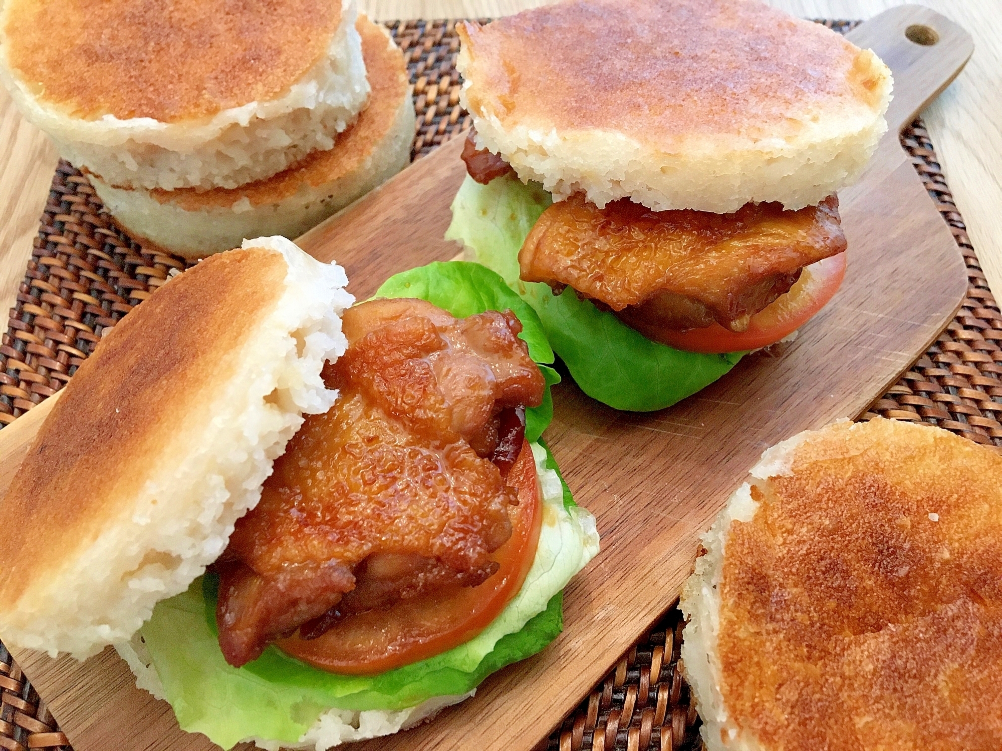 フライパンで米粉マフィン照り焼きチキンバーガー