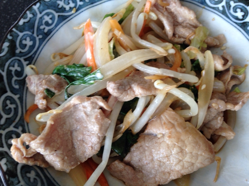 豚肉ともやしとにんじんと小松菜と玉ねぎのマヨ炒め。