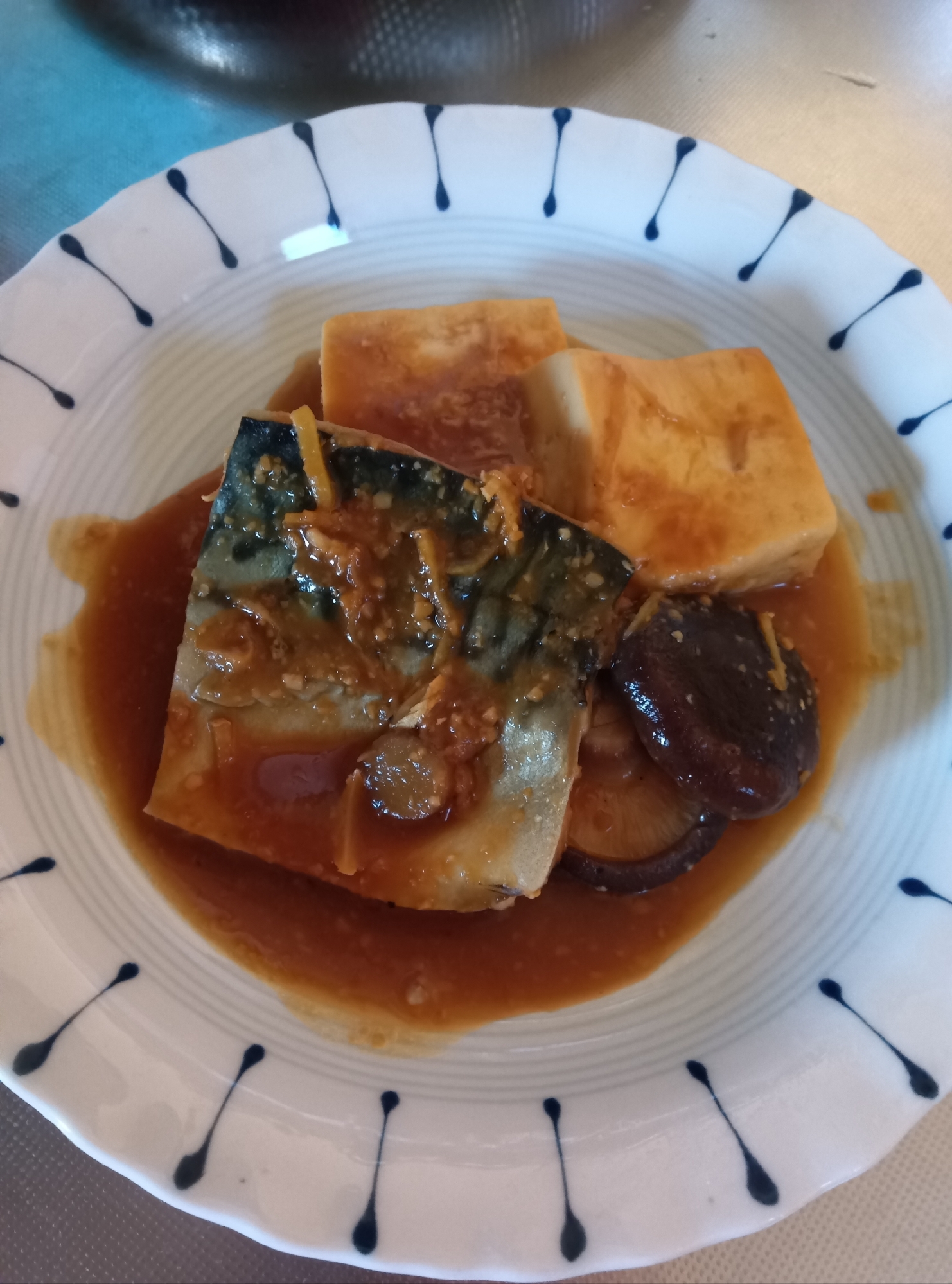 サバと豆腐と椎茸の味噌煮
