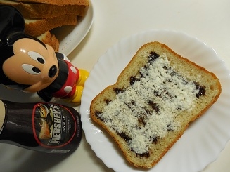 焼きたてのパンで焼かずに＾▽＾粉雪のようで*＾▽＾*素敵～♪それに美味しい♪ミッキーのふりかけも一緒にパチリ＾＾；簡単美味しい♪で、ごちそう様♪（*＾▽＾*）ノ