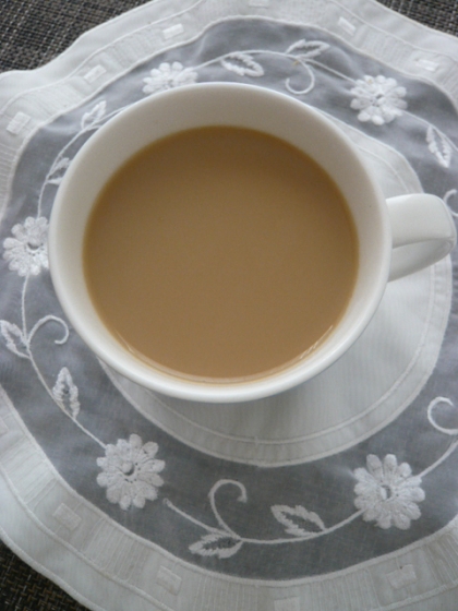 休日はコーヒーが飲みたくなるので、この1杯♪
豆乳で健康的に飲めた気がします。きなこーひーの名称が素敵！！