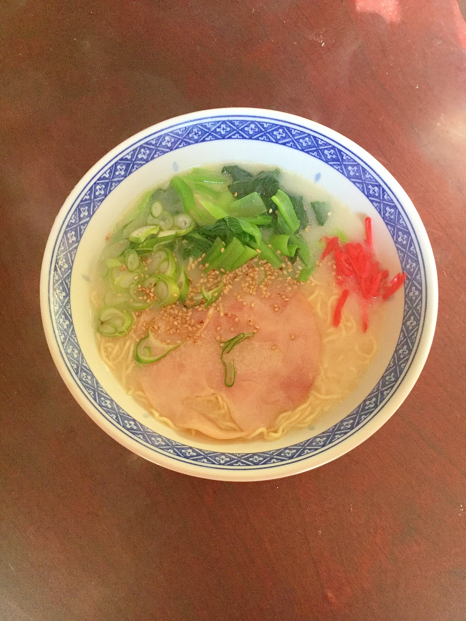 小松菜と大判ハムのマルちゃん正麺とんこつ。