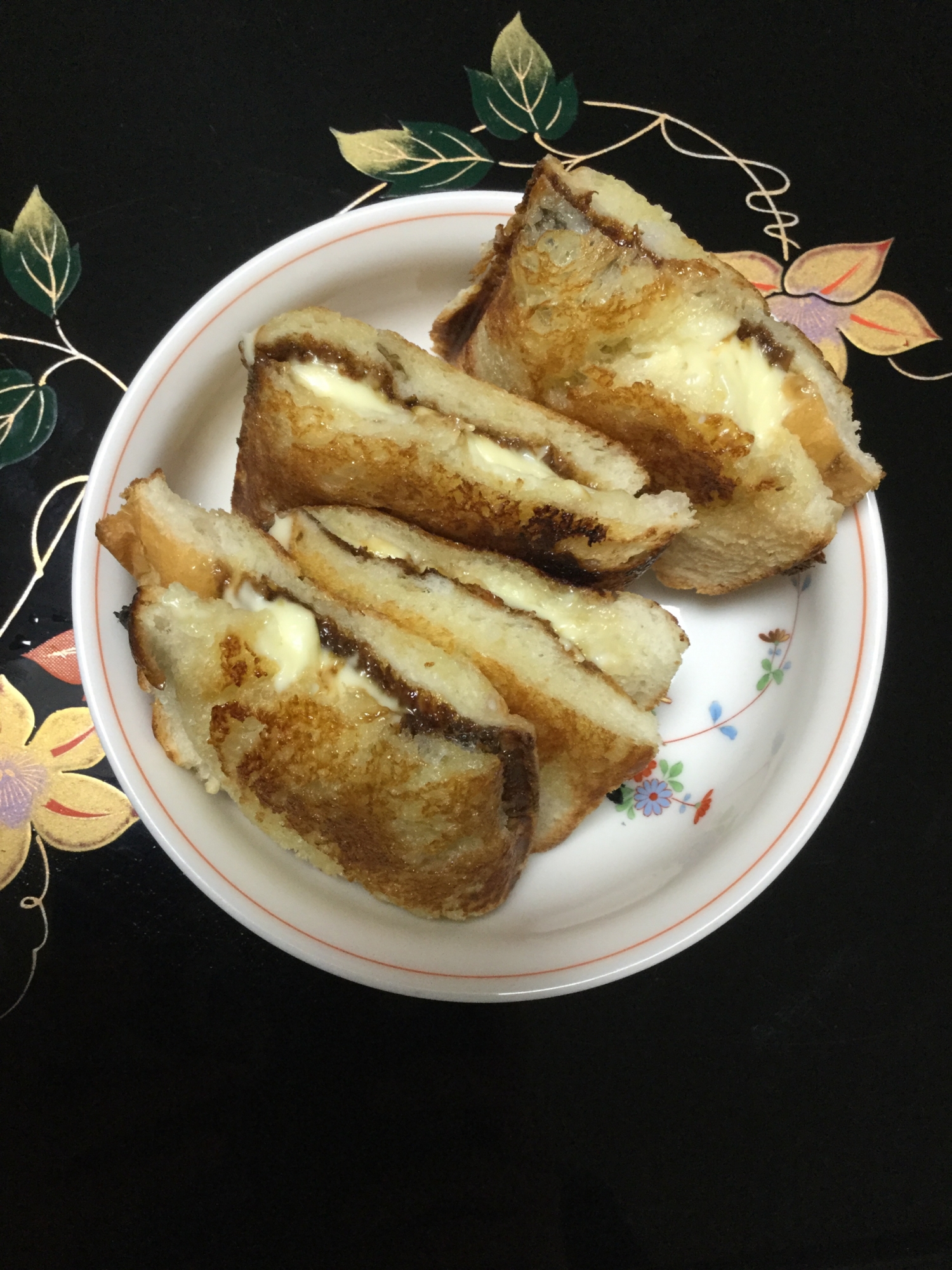 チーズとカフェラテのホットサンド