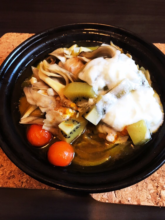 意外な組み合わせ!鶏胸肉とキウイのスパイシー煮込み