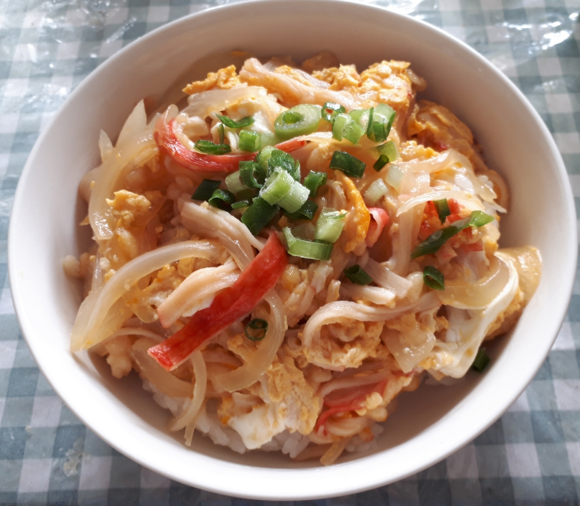 めんつゆで簡単カニかま玉子丼