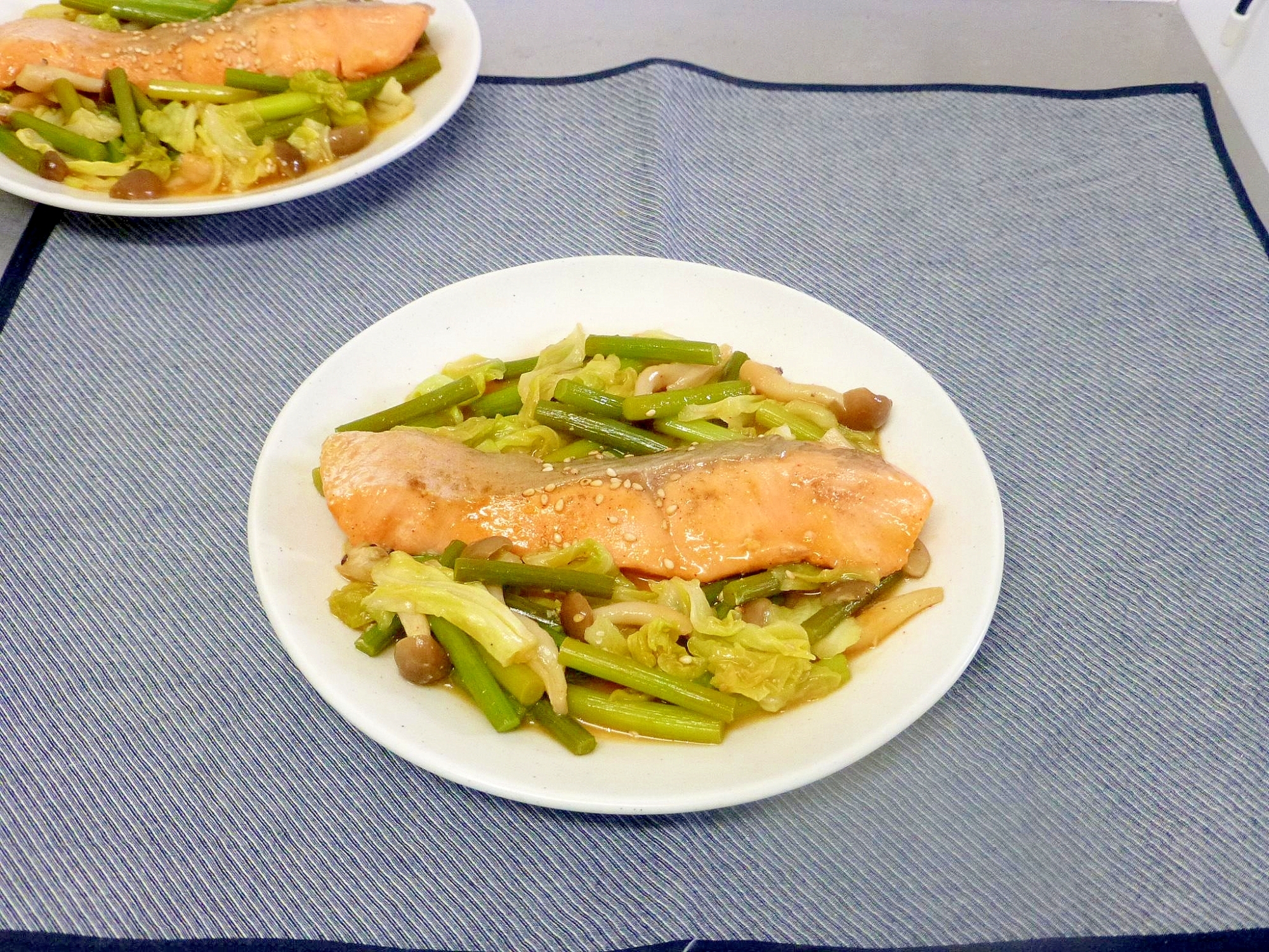 鮭とキャベツとニンニクの芽の味噌蒸し