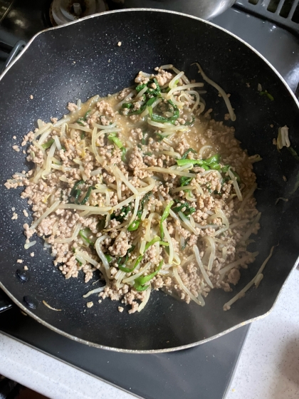 ニンニク香るピリ辛！もやしとニラのピリ辛肉味噌炒め