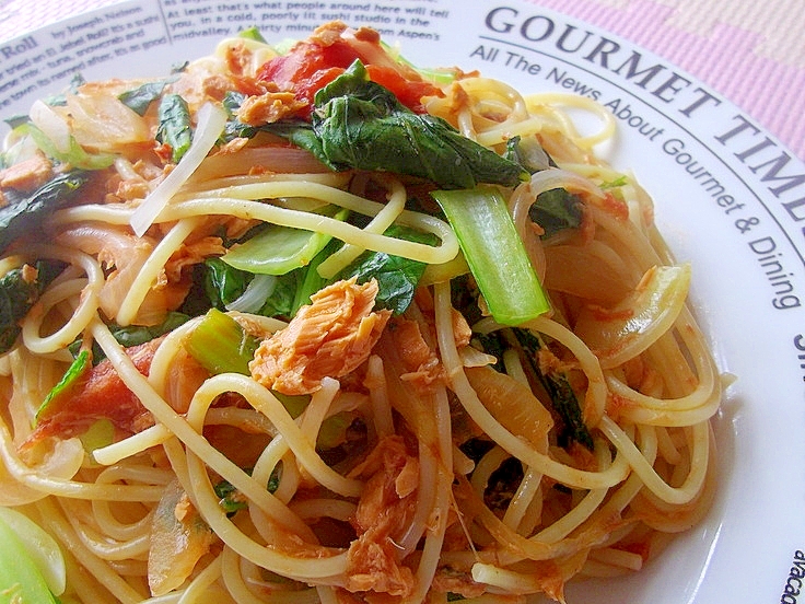 フライパン一つで簡単♪鮭缶と小松菜のトマトパスタ
