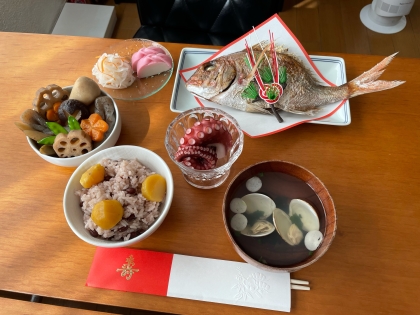 娘のお食い初めに作りました。鶏肉にも根菜にもとてもおいしく味が染みました。味つけが濃すぎないので色が黒くならず、お祝いの席にぴったり綺麗な仕上がりになりました！