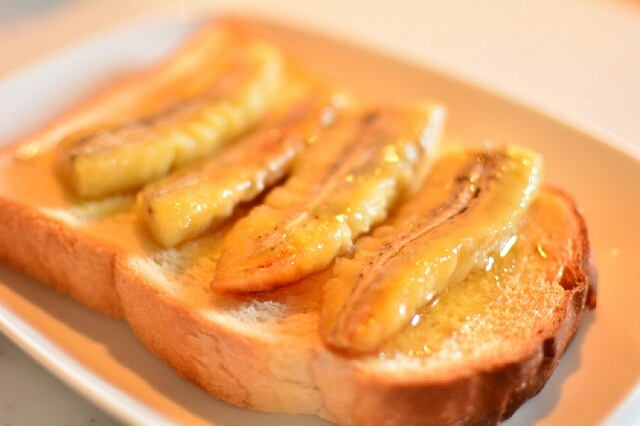 忙しい朝にも◎焼きバナナ乗せトーストのはちみつがけ